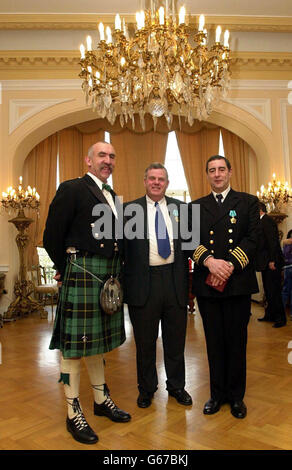 Raymond John Wallace aus Devon (rechts), Malcolm Dailey aus stockton (Mitte) und Alexander Donald Macleod aus Amble, Northumberland, warten darauf, von dem russischen Botschafter Grigory Mavrin in der russischen Botschaft in London dekoriert zu werden, *..für die Bergung vor dem unglücklichen russischen U-Boot Kursk im August 2002. Die russische Kursk sank in der Barentssee am 12. August 2000, mit dem Verlust aller 118 Besatzungen, nachdem zwei Explosionen ihren Rumpf aufrissen, während er untergetaucht war. Stockfoto