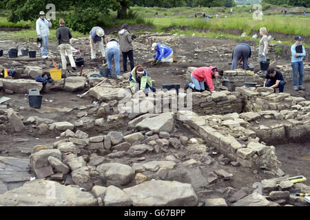 Studenten graben auf dem Gelände des Binchester Roman Fort, in der Nähe von Bishop Auckland in der Grafschaft Durham, wo ein 1,800 Jahre alter geschnitzter Steinkopf eines möglichen römischen geordie-gottes in einer alten Müllkippe begraben entdeckt wurde. Stockfoto