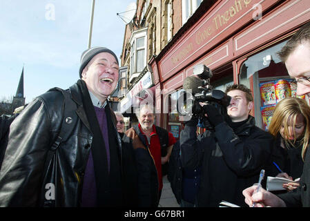 Der Fernsehmoderator Matthew Kelly kommt im Darlington Civic Theatre, Darlington, an, nachdem er von den Vorwürfen wegen Kindesmissbrauchs befreit wurde. Stockfoto