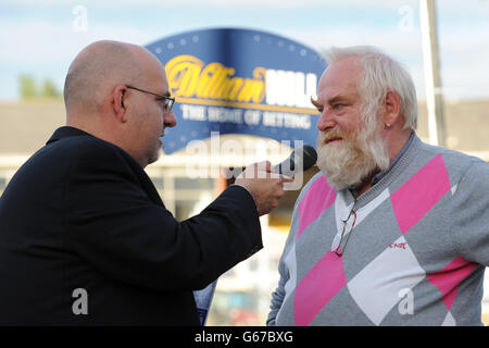 Greyhound-Rennen - William Hill Derby - Finale - Wimbledon Stadium. Connections of Lemon Pluto interviewt nach dem Gewinn des William Hill App herunterladen 480 Standard Div A Stockfoto