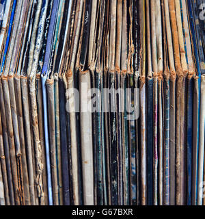 Stapel von Vinyl-Schallplatten in Umschlägen Stockfoto