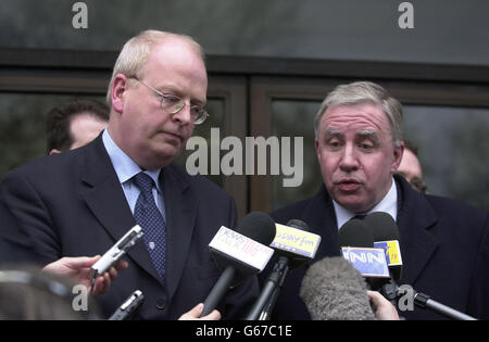 Der irische Minister für Justiz, Gleichberechtigung und Reform Michael McDowell (links) und der nordirische Staatssekretär Paul Murphy nach einem Treffen in Dublin, um die politischen Entwicklungen in Nordirland zu diskutieren. Stockfoto