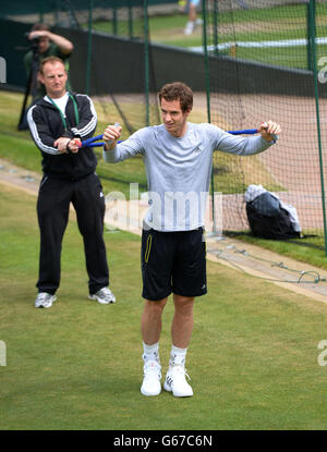 Der britische Meister Andy Murray dehnt sich während einer Trainingseinheit am zehnten Tag der Wimbledon Championships beim All England Lawn Tennis and Croquet Club in Wimbledon aus. Stockfoto