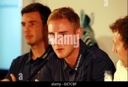 Steven Finn, Stuart Broad und der ehemalige Spieler Michael Atherton aus England (von links nach rechts) während der Pressekonferenz bei der Investec Bank, London. Stockfoto