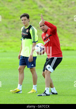 Sunderland-Manager Paolo Di Canio mit einem seiner Neuverpflichtungen David Moberg Karlsson (links) während des Trainings an der Academy of Light, Sunderland. Stockfoto