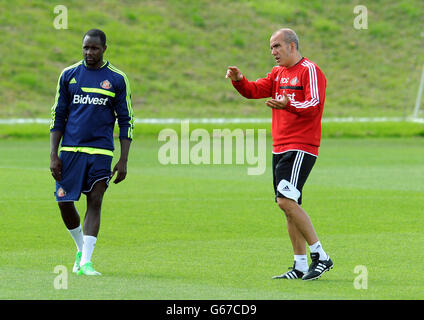 Sunderland-Manager Paolo Di Canio (rechts) mit neuem Sommerunterzeichner Adilson Tavares Varela (Cabral) während des Trainings an der Akademie des Lichts, Sunderland. Stockfoto