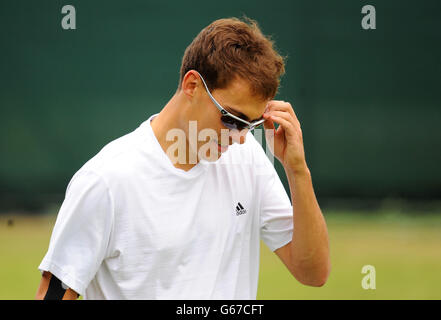 Jerzy Janowicz aus Polen bei einer Trainingseinheit am 10. Tag der Wimbledon Championships im All England Lawn Tennis and Croquet Club in Wimbledon. Stockfoto