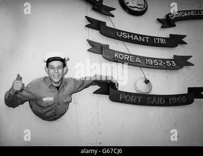 Junior Seaman Len Ball, 17, verweist auf den Namen „Port Said“, die neueste Kampfehre, die dem Flugzeugträger Ocean der Royal Navy hinzugefügt wurde, der aus Ägypten nach Devonport kam. Stockfoto