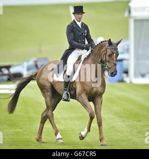 Der Neuseeländer Andrew Nicholson tritt mit TESEO während des ersten Tages der Barbury International Horse Trials in Barbury Castle, Wiltshire, in der Dressur auf. Stockfoto