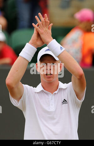 Der Großbritanniens Kyle Edmund feiert den Sieg des US-Amerikaners Stefan Kozlov in seinem Junioreneinzel-Match am 10. Tag der Wimbledon Championships im All England Lawn Tennis und Croquet Club in Wimbledon. Stockfoto