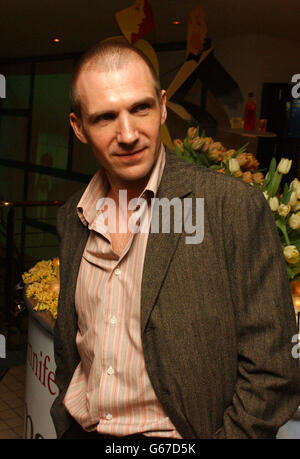 Darsteller Ralph Fiennes besucht die After-Show-Party der Filmpremiere „Maid in Manhattan“. Stockfoto