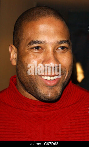 Der ehemalige Fußballspieler John Barnes besucht die After-Show-Party der Filmpremiere 'Maid in Manhattan'. * 17/8/03: John Barnes, der als neuer Fußballanchorman auf fünf angemeldet wurde, wurde es angekündigt. Der Kanal hat einige seiner größten Publikum für seine Fußballspiele einschließlich der wichtigsten europäischen Spiele und England Qualifikationsspiele gezogen. Stockfoto