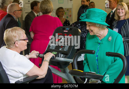 Queen Elizabeth II trifft Mary Duff bei einem Besuch im Wighton House in Edinburgh, wo die Thistle Foundation ihren 70. Geburtstag feiert. Die Thistle-Stiftung arbeitet mit Menschen mit Behinderungen und langfristigen gesundheitlichen Bedingungen. Stockfoto