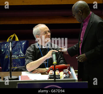 Der Erzbischof von Canterbury der Most Rev. Justin Welby (links) mit Dr. John Sentamu, der Erzbischof von York (rechts) bei der Eröffnung der Generalsynode der Kirche von England an der York University, York. Stockfoto