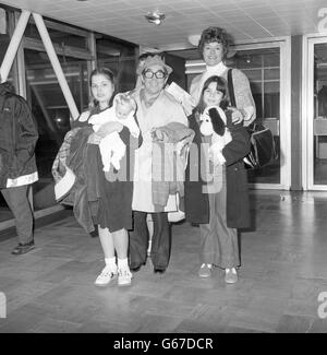 Ronnie Corbett am Flughafen Heathrow mit seiner Frau Anne und den Töchtern Emma (links), 11, und Sophie, 10. Stockfoto