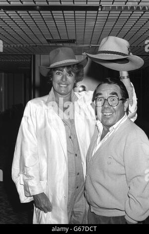 Unterhaltung - Ronnie und Anne Corbett - Flughafen Heathrow, London Stockfoto