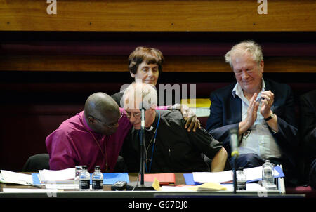 Der Erzbischof von Canterbury der Hochwürdigste Justin Welby (rechts) mit dem Erzbischof von York Dr. John Sentamu (links) bei der Eröffnung der Generalsynode der Kirche von England an der York University, York. DRÜCKEN Sie VERBANDSFOTO. Bilddatum: Freitag, 5. Juli 2013. Der Erzbischof von Canterbury wird eine Schlüsselrede vor Mitgliedern der Nationalversammlung der Kirche von England halten, da Versuche zur Wiederaufnahme der Gespräche über die Einführung von Frauen Bischöfe in Gang kommen. Siehe PA Geschichte RELIGION Synode. Bildnachweis sollte lauten: John Giles/PA Wire Stockfoto