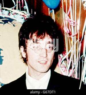 John Lennon bei einer Aufnahmesession in London. Stockfoto