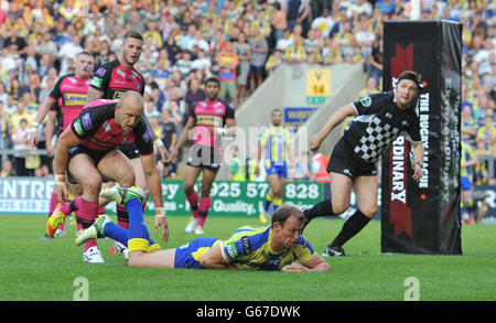 Micky Higham von Warrington Wolves geht beim Super League-Spiel im Halliwell Jones Stadium, Warrington, vorbei an Leeds Rhinos Carl Ablett. Stockfoto