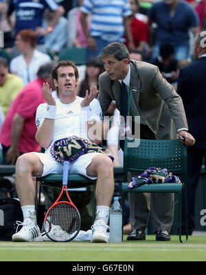 Der britische Schiedsrichter Andy Murray argumentiert mit dem Schiedsrichter Andrew Jarrett über seine Entscheidung, das Dach während seines Spiels mit dem Polnischen Jerzy Janowicz am 11. Tag der Wimbledon-Meisterschaften beim All England Lawn Tennis and Croquet Club in Wimbledon zu schließen. Stockfoto