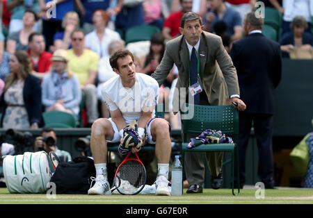 Andy Murray aus Großbritannien argumentiert mit Schiedsrichter Andrew Jarrett über seine Entscheidung, das Dach während seines Spiels mit dem Polen Jerzy Janowicz zu schließen Stockfoto