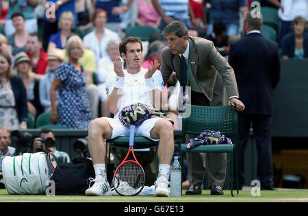 Andy Murray aus Großbritannien argumentiert mit Schiedsrichter Andrew Jarrett über seine Entscheidung, das Dach während seines Spiels mit dem Polen Jerzy Janowicz zu schließen Stockfoto