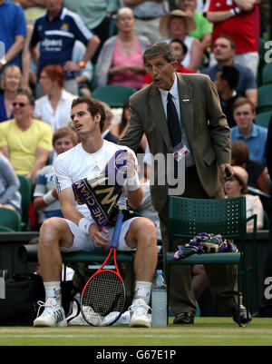 Andy Murray aus Großbritannien argumentiert mit Schiedsrichter Andrew Jarrett über seine Entscheidung, das Dach während seines Spiels mit dem Polen Jerzy Janowicz zu schließen Stockfoto