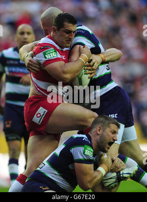 Ben Flower von Wigan Warriors wird von Adam Sidlow von Bradford Bulls (rechts) und Nick Scruton während des Super League-Spiels im DW Stadium in Wigan angegangen. Stockfoto