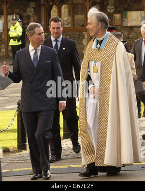 Der Prinz von Wales wird bei der Inthronisierung des Erzbischofs von Canterbury in der Kathedrale von Canterbury mit dem Dekan von Canterbury, Pfarrer Robert Willis, begleitet. * Dr. Williams hielt seine Inthronisierpredigt mit dem Prinzen von Wales, dem Premierminister und religiösen Führern aus der ganzen Welt, die in der vollgepackten, mittelalterlichen Kathedrale von Canterbury zuhörten. Er sagte, dass der zukünftige Erfolg der anglikanischen Kirche darin liege, Dankbarkeit und Freude für das Leben Jesu zu zeigen. Stockfoto