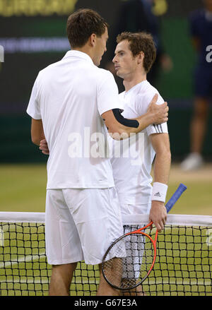 Andy Murray (rechts) aus Großbritannien, nachdem er am 11. Tag der Wimbledon Championships im All England Lawn Tennis and Croquet Club in Wimbledon den polnischen Jerzy Janowicz besiegt hatte. Stockfoto