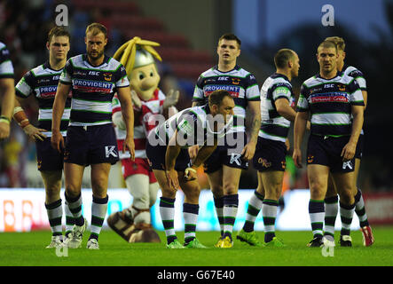 Rugby League - Super League - Wigan Warriors / Bradford Bulls - DW Stadium. Die Spieler von Bradford Bulls werden während des Super League-Spiels im DW Stadium, Wigan, in Vollzeit niedergeschlagen. Stockfoto