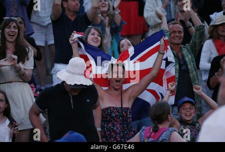 Fans feiern auf Murray Mount, als der britische Andy Murray am 11. Tag der Wimbledon Championships im All England Lawn Tennis and Croquet Club in Wimbledon den polnischen Jerzy Janowicz besiegt. Stockfoto