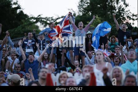 Fans feiern auf Murray Mount, als der britische Andy Murray am 11. Tag der Wimbledon Championships im All England Lawn Tennis and Croquet Club in Wimbledon den polnischen Jerzy Janowicz besiegt. Stockfoto