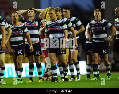 Die Spieler von Bradford Bulls werden während des Super League-Spiels im DW Stadium, Wigan, in Vollzeit niedergeschlagen. Stockfoto