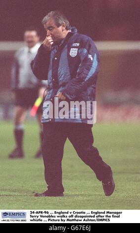 24-APR-96 ... England gegen Kroatien ... England Manager Terry Venables geht enttäuscht nach dem letzten Pfiff weg ... Bild von Matthew Ashton/EMPICS Stockfoto