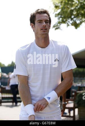 Der britische Meister Andy Murray kommt am 12. Tag der Wimbledon Championships beim All England Lawn Tennis and Croquet Club in Wimbledon an den Übungsplätzen an. Stockfoto