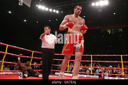 David Price schlägt Tony Thompson während des Heavyweight Bout in der Echo Arena in Liverpool nieder. Stockfoto