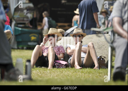 Pferdesportfans genießen den heißen Sonnenschein am vierten Tag der Barbury International Horse Trials im Barbury Castle, Wiltshire. Stockfoto