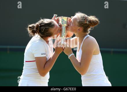 Die Tschechische Republik Barbora Krejcikova (links) und Katerina Siniakova (rechts) küssen ihre Trophäe, nachdem sie die ukrainische Anhelina Kalinina und die weißrussische Iryna Shymanovich im Girls' Doubles Final am dreizehnten Tag der Wimbledon Championships im All England Lawn Tennis and Croquet Club in Wimbledon besiegt hatten. Stockfoto