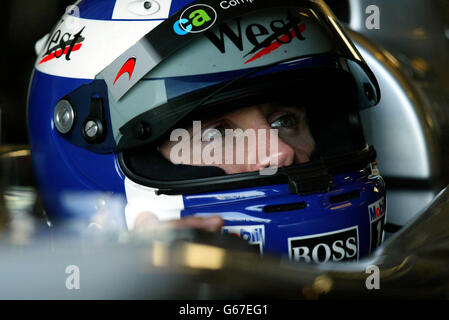 F1 Testing Coulthard. David Coulthard in seinem McLaren während der Tests vor der Saison in Silverstone. Stockfoto