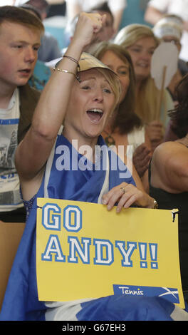 Die Fans reagieren während des 1. Satzes, während sie das Finale von Andy Murray gegen Novak Djokovic Wimbledon auf einer Leinwand im Dunblane Center in Andy Murrays Heimatstadt Dunblane in Schottland sehen. Stockfoto