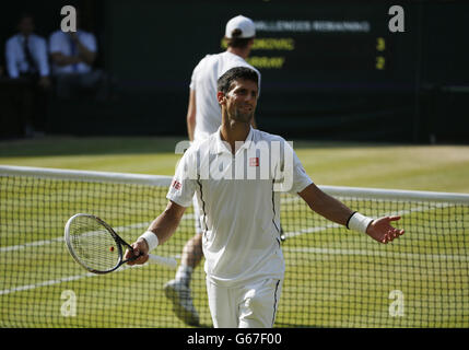 Tennis - Wimbledon Championships 2013 - Tag dreizehn - The All England Lawn Tennis and Croquet Club. Serbiens Novak Djokovic reagiert im Herrenfinale gegen den Briten Andy Murray Stockfoto