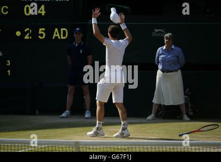 Andy Murray aus Großbritannien feiert den Spielpunkt, als er Serbiens Novak Djokovic im Herrenfinale am dreizehnten Tag der Wimbledon Championships im All England Lawn Tennis and Croquet Club in Wimbledon besiegt. Stockfoto