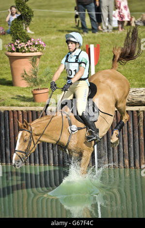 Der britische Izzy Taylor im Hippo Water auf Orlando im Cross Country während des vierten Tages der Barbury International Horse Trials im Barbury Castle, Wiltshire. Stockfoto