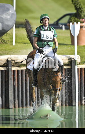 Am vierten Tag der Barbury International Horse Trials im Barbury Castle, Wiltshire, landet die britische Mary King unbeholfen im Hippo Water auf Imperial Cavalier im Cross Country. Stockfoto