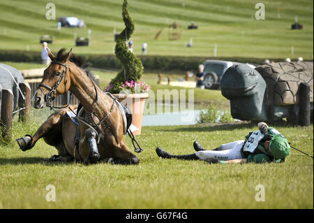 Die britische Mary King und ihr Pferd Imperial Cavalier fallen nach dem Verlassen des Hippo-Wassersprungs im Cross Country während des vierten Tages der Barbury International Horse Trials im Barbury Castle, Wiltshire. Stockfoto