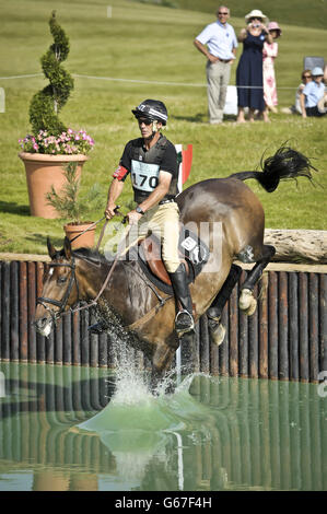 Der Neuseeländer Andrew Nicholson im Hippo Water auf Viscount George im Cross Country während des vierten Tages der Barbury International Horse Trials im Barbury Castle, Wiltshire. Stockfoto