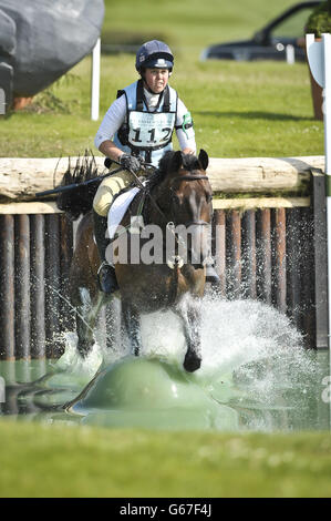 Großbritanniens Kitty King im Hippo Water auf Persimmon im Cross Country am vierten Tag der Barbury International Horse Trials in Barbury Castle, Wiltshire. Stockfoto