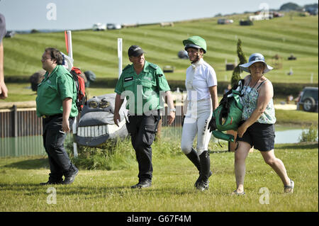 Die britische Mary King geht nach einem Sturz auf Imperial Cavalier nach dem Verlassen des Flusspruchs Hippo im Cross Country während des vierten Tages der Barbury International Horse Trials im Barbury Castle, Wiltshire, weg. Stockfoto