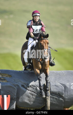 Die britische Janine Jansen nähert sich am vierten Tag der Barbury International Horse Trials im Barbury Castle, Wiltshire, dem Hippo Water auf Velocity II im Cross Country. Stockfoto